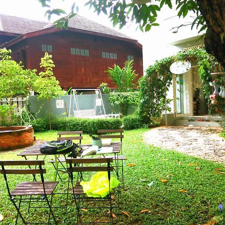 Lada House Bed and Breakfast Lampang Exterior foto