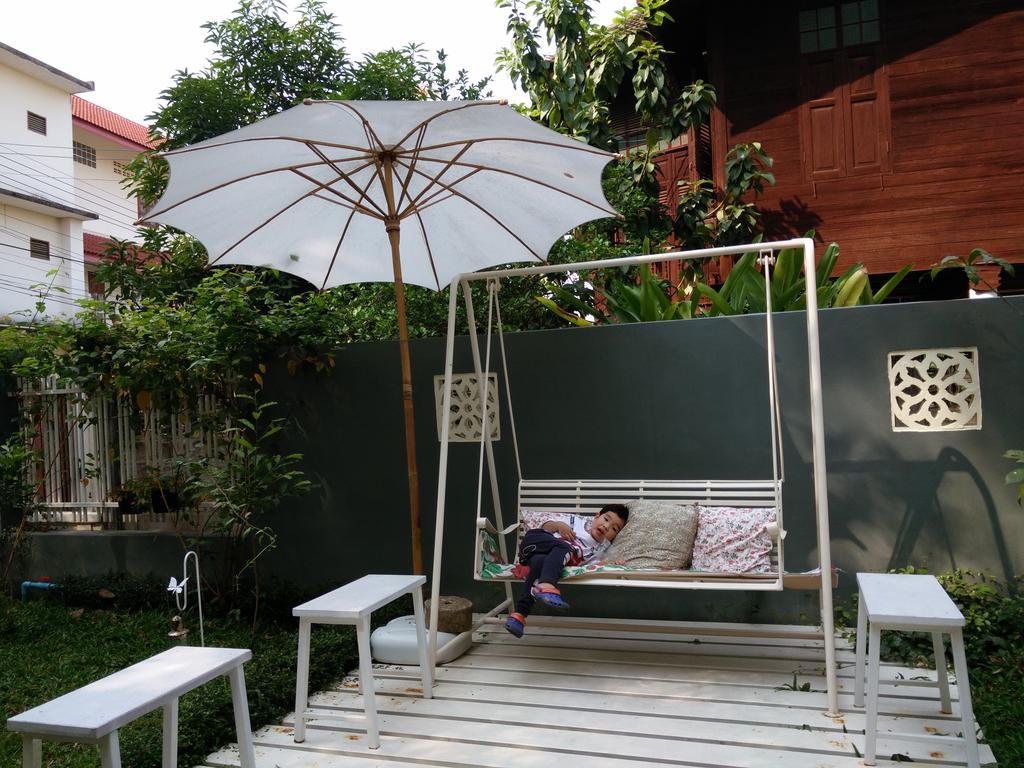 Lada House Bed and Breakfast Lampang Exterior foto